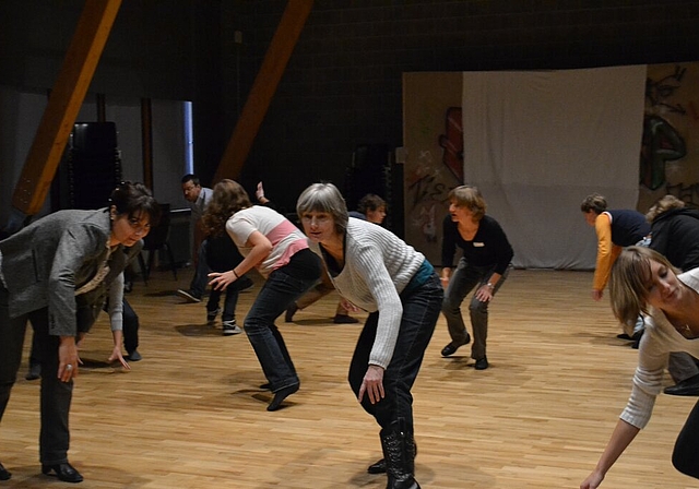 Aufwärmübungen bei der offenen Theaterprobe, bevor es dann ans Theaterspielen geht.