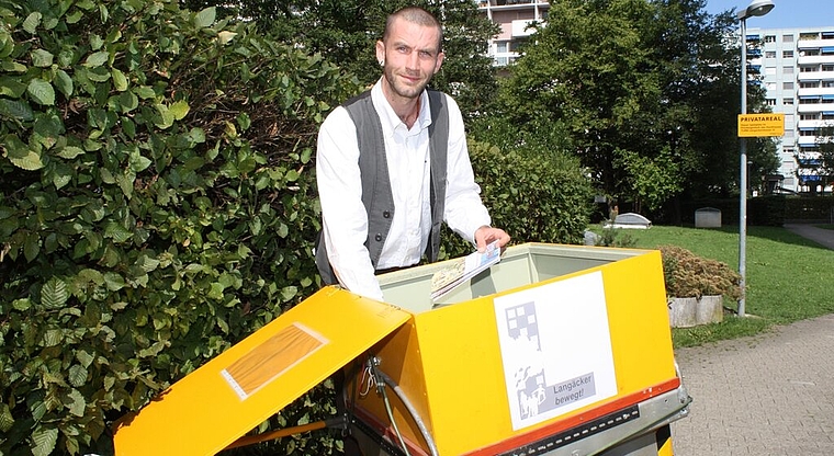 Jasper Haubensak ist mit seinem mit Info- und Bastelmaterial gefüllten Postanhänger im Quartier Langäcker unterwegs. Foto: bär