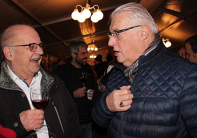Gut besuchter Neujahrsapéro: Gemeindeammann Roland Kuster (rechts) im Gespräch mit Altgemeindeammann und Ehrenbürger Karl Frey. Fotos: Carolin Frei
