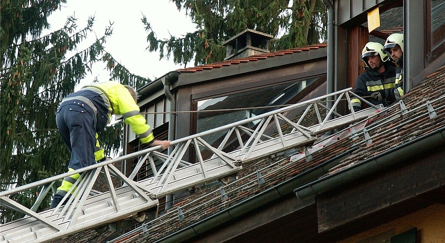 Die Rettung von zwei Personen aus dem Dachgeschoss wurde über eine Autodrehleiter bewerkstelligt.
