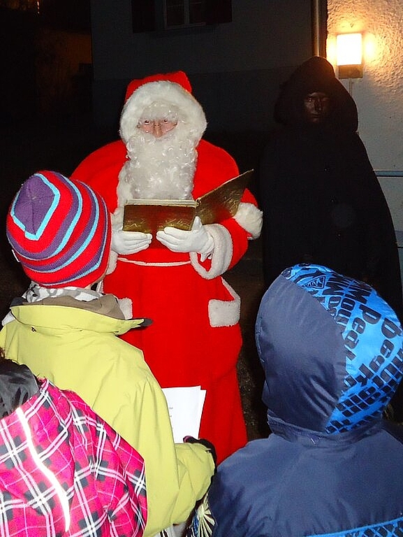 Gespannt lauschten die Kinder den Worten des Samichlaus. Foto: zVg
