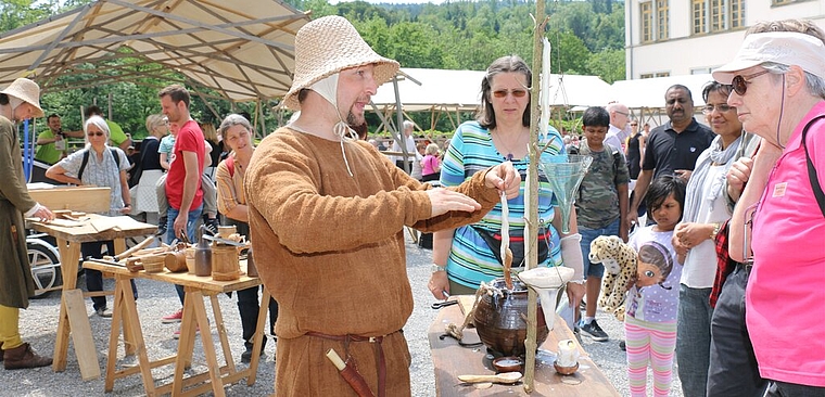 André Schnellmann demonstriert am Klosterfest, wie im Mittelalter Talglichter hergestellt wurden.Foto: bär