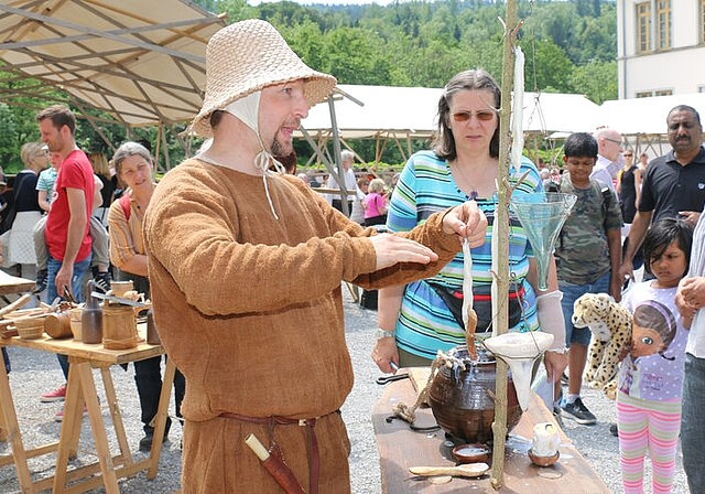 André Schnellmann demonstriert am Klosterfest, wie im Mittelalter Talglichter hergestellt wurden.Foto: bär 