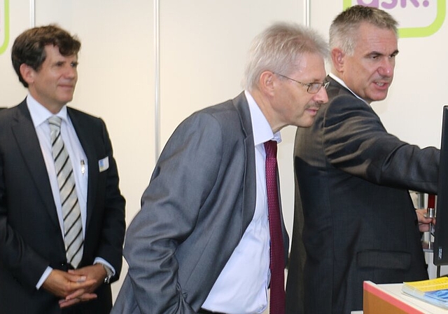 Peter Fröhlich, OK-Präsident Aargauische Berufsschau, Kurt Schmid, Präsident Aargauischer Gewerbeverband, und Regierungsrat Alex Hürzeler(v.l.) am Stand des Beratungsdiensts für Ausbildung «ask» an der Wettinger Berufsschau.Foto: bär