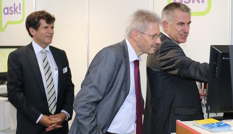 Peter Fröhlich, OK-Präsident Aargauische Berufsschau, Kurt Schmid, Präsident Aargauischer Gewerbeverband, und Regierungsrat Alex Hürzeler(v.l.) am Stand des Beratungsdiensts für Ausbildung «ask» an der Wettinger Berufsschau.Foto: bär