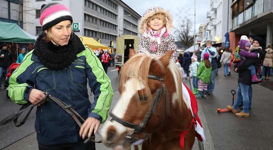 Antigona freut sich übers Ponyreiten. Antigona freut sich übers Ponyreiten.