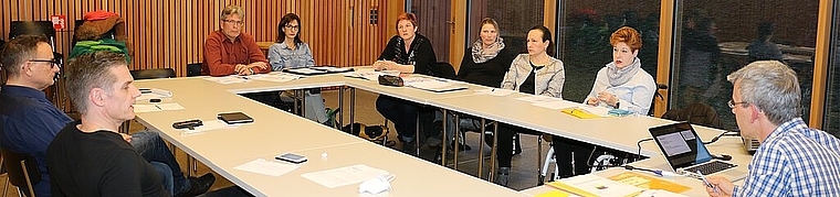 Projektgruppe Unter der Leitung von Peter Hruza (r.) wurden die Anliegen von Karin Bonhôte, Ewa Froidevaux, Sibylle Müller, Tamara Thomann, Larissa Winkelmann, Urs Bolliger, Werner Scherer und Patrick Bellini aufgenommen und diskutiert.Foto: bär