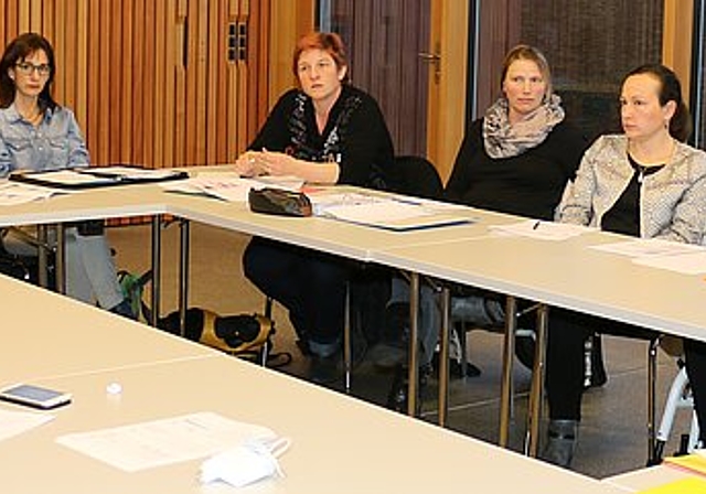 Projektgruppe Unter der Leitung von Peter Hruza (r.) wurden die Anliegen von Karin Bonhôte, Ewa Froidevaux, Sibylle Müller, Tamara Thomann, Larissa Winkelmann, Urs Bolliger, Werner Scherer und Patrick Bellini aufgenommen und diskutiert.Foto: bär