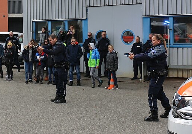 Am Zukunftstag demonstrierten die Polizisten der Regionalpolizei Wettingen-Limmattal eine Festnahme.Melanie Bär
