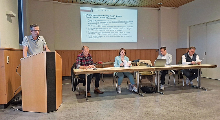 Gemeinderat Lukas Wopmann (l.) hat Infos zum Kunstrasenplatz im «Tägerhard». Anton Möckel, Barbara Gerster Rytz, Thomas Zollinger und Nico Kunz hören zu.ihk