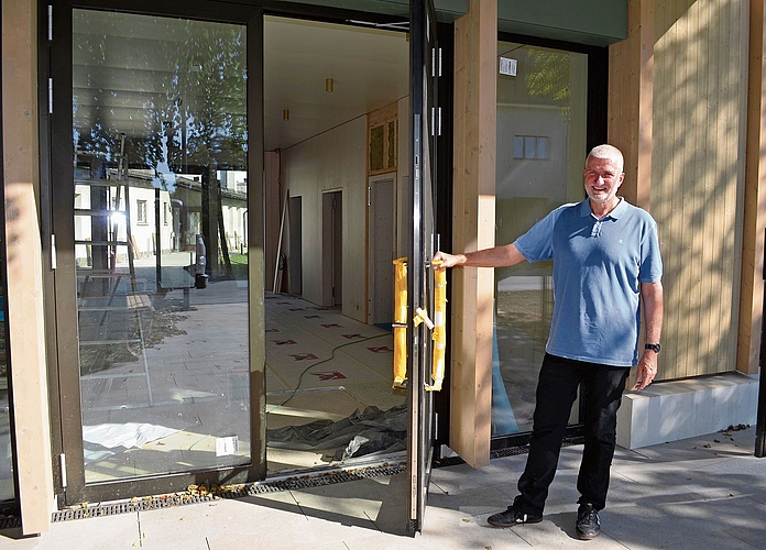 Pfarrer Lutz Fischer hält die Türe zum neuen Gebäude auf. Fotos: Irene Hung-König