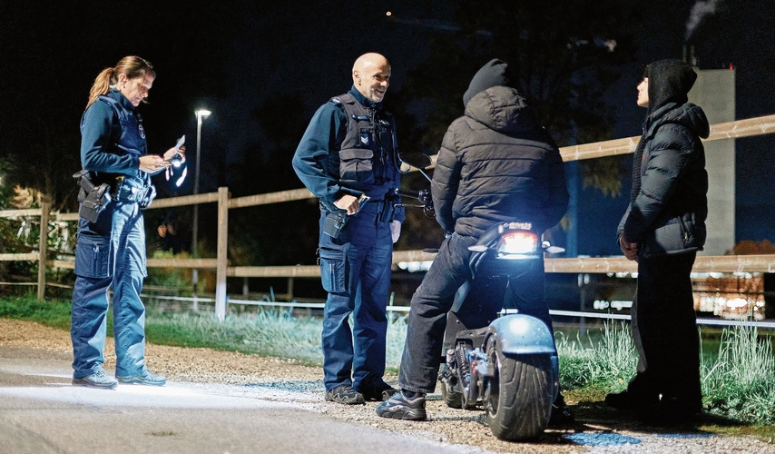 Claudia Haller (l.) und Werner Jappert von der Repol Wettingen-Limmattal kontrollieren in Spreitenbach Jugendliche. Valentin Hehli Claudia Haller (l.) und Werner Jappert von der Repol Wettingen-Limmattal kontrollieren in Spreitenbach Jugendliche. Valentin Hehli