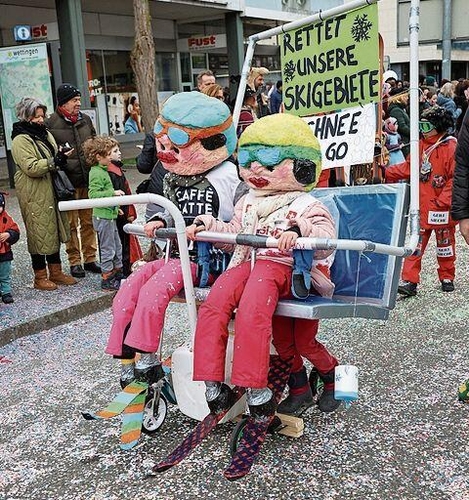 Die Skifahrer vermissen den Schnee. gk
