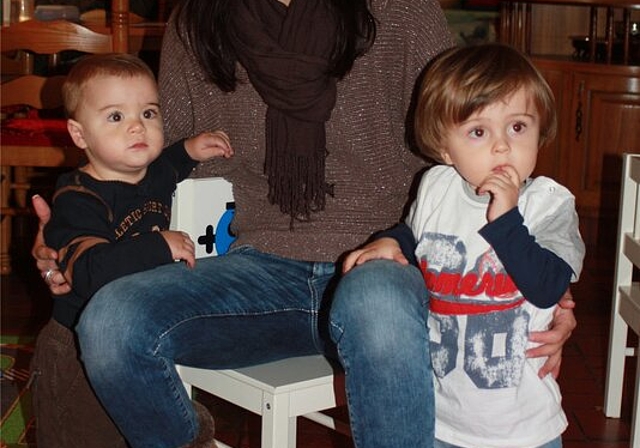 Sarah Buck mit den zwei kleinen Gästen Francesco (l.) und Noa.Foto: bär