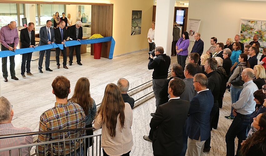 Politiker und Architekten durchschneiden das Band vor dem neuen Gemeindebüro. Foto: bär Politiker und Architekten durchschneiden das Band vor dem neuen Gemeindebüro. Foto: bär