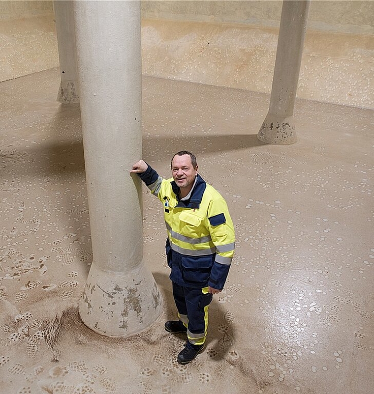 Felix Zürcher in der leeren Wasserkammer des Reservoirs Gipf. (Barbara Scherer)