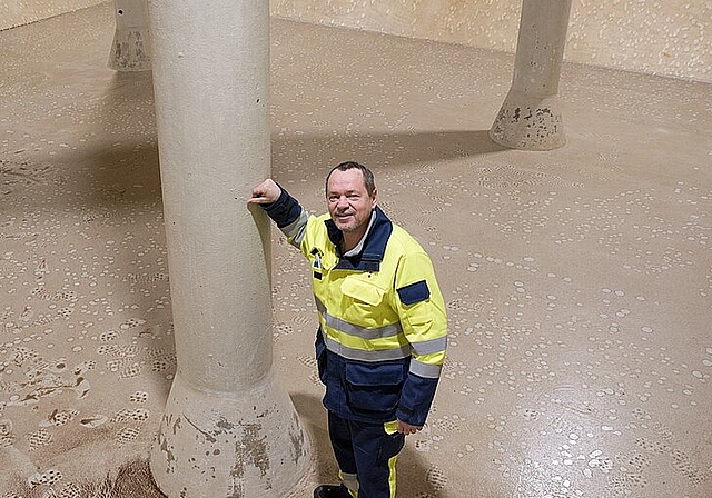 Felix Zürcher in der leeren Wasserkammer des Reservoirs Gipf. (Barbara Scherer)