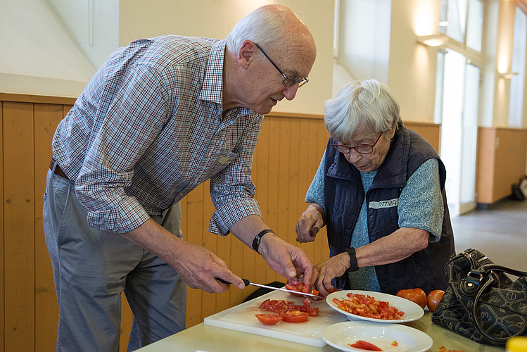 Heinz und Ottilia schneiden Tomaten.
