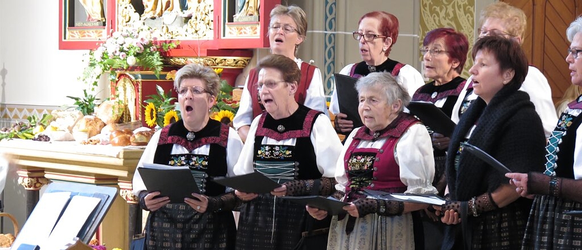 Der Trachtenchor gab am ökumenischen Erntedank-Gottesdienst sein Können zu Besten. Fotos: ska
