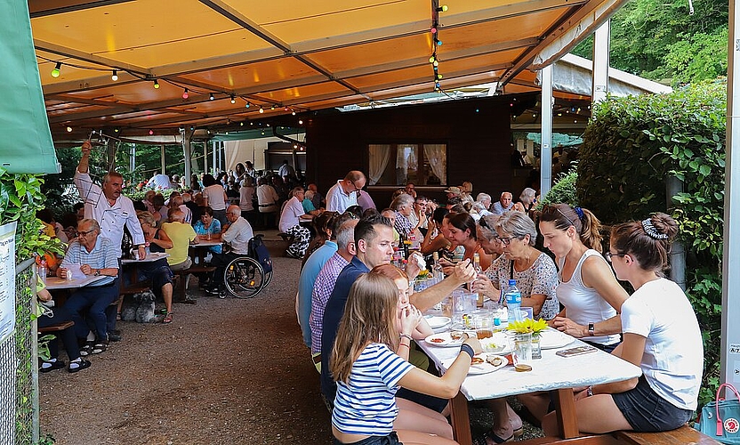 Viele Fischliebhaber sitzen im Seegarten. Während der drei Tage waren auch durchschnittlich 50 Helfer pro Schicht im Einsatz. Gaby Kost
