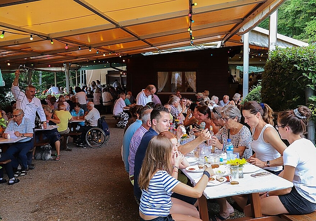Viele Fischliebhaber sitzen im Seegarten. Während der drei Tage waren auch durchschnittlich 50 Helfer pro Schicht im Einsatz. Gaby Kost
