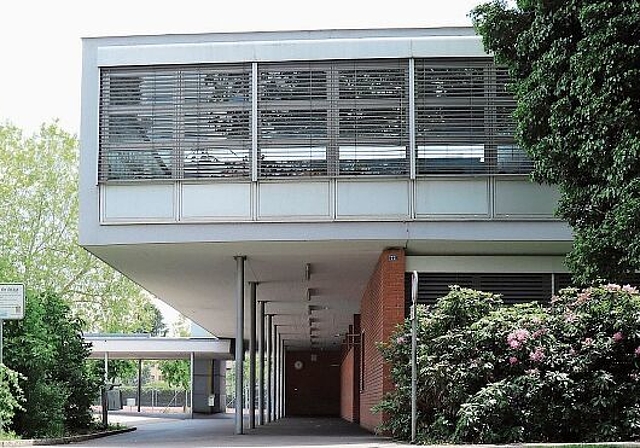 Braucht dringend mehr Platz: Die Bezirksschule Wettingen. (Bild: cla/Archiv)