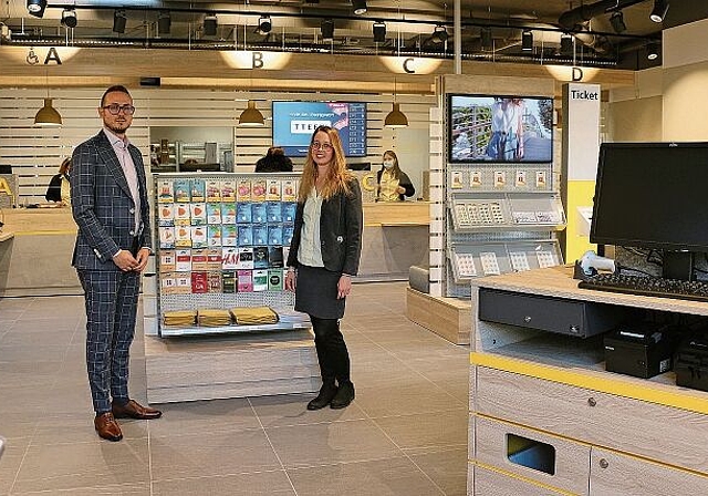 Gebietsleiter Alessandro Suppa und Teamleiterin Jasmin Eberle (fürs Bild ohne Maske) im neuen Schalterbereich der Post «Wettingen Dorf» an der Bahnhofstrasse 92, rechts die neue Beratungstheke. (Bild: Melanie Bär)