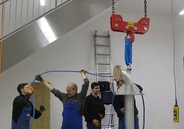 Der «Brunnen Würenlos» Die erste Pumpeist 70 Meter versenkt und wird verkabelt.
