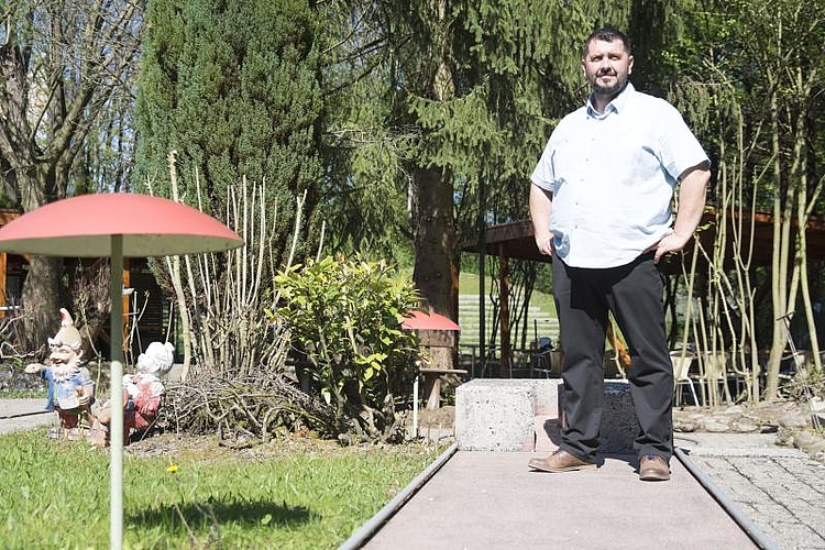 Fatmir Kreyziu <em>ist der neue Betreiber der Minigolfanlage beim Tivoli. Barbara Scherer</em>