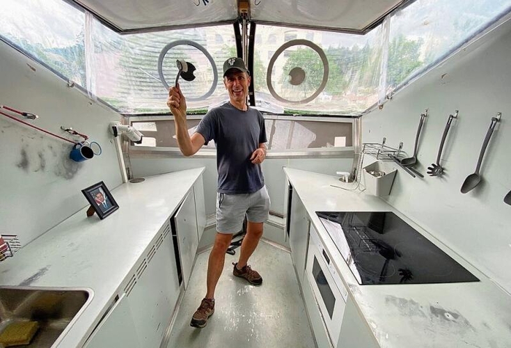 Teammitglied Oliver Meier in der Küche des Solarmobils.bär
