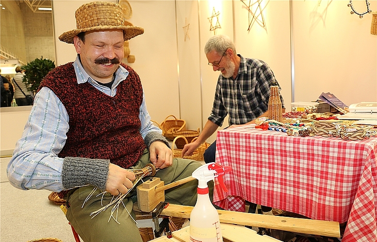 Korbflechter Urs Schwarz (l.) an seinem Stand mit Mitarbeiter Fritz Thierstein.Fotos: bärGastregion Saas Fee mit kulinarischen Spezialitäten.Gemüserüster Gorgoglione.Neuenhofs GemeindepräsidentinSusanne Voser mit Grossratspräsident Thierry Burkart (l.) und Tobias Koller von Koller Direct Werbeagentur.