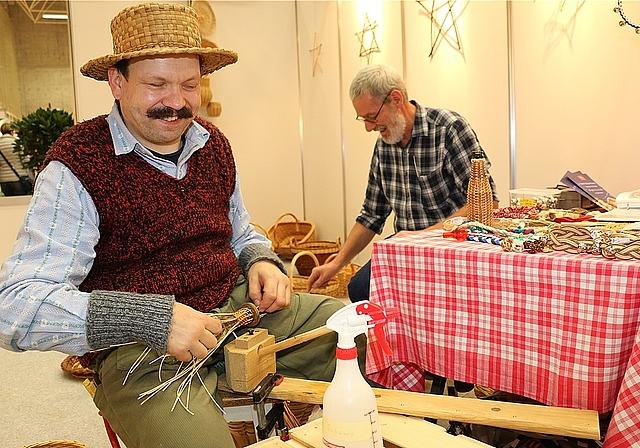 Korbflechter Urs Schwarz (l.) an seinem Stand mit Mitarbeiter Fritz Thierstein.Fotos: bärGastregion Saas Fee mit kulinarischen Spezialitäten.Gemüserüster Gorgoglione.Neuenhofs GemeindepräsidentinSusanne Voser mit Grossratspräsident Thierry Burk