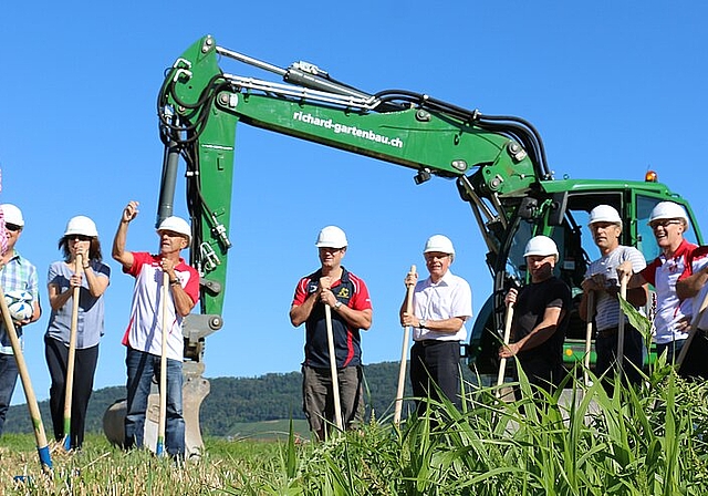 Gemeinderat Nico Kunz (l.) hält den historischen Moment des Spatenstichs mit einem Selfie fest. Foto: bär