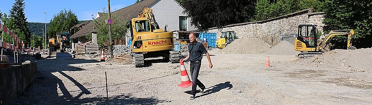 Urs Heimgartner <em>auf der Baustelle an der gesperrten Klosterstrasse.Melanie Bär</em>