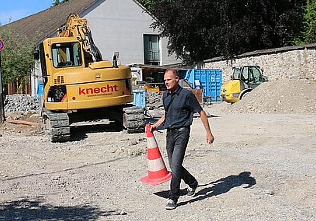 Urs Heimgartner <em>auf der Baustelle an der gesperrten Klosterstrasse.Melanie Bär</em>