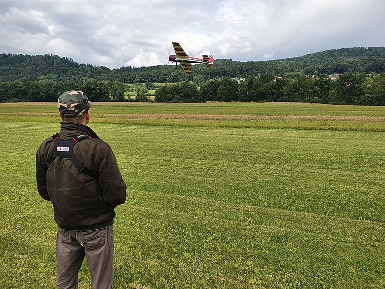 Der Benziner fliegt. (Bild: rsz)