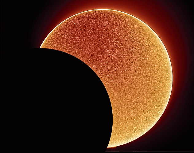 Partielle Phase der totalen Sonnenfinsternis in Chile am 2. Juli 2019. Aufgenommen mit einem speziellen H-Alpha Filter, welcher die Chromosphäre (eine Schicht der Sonnenatmosphäre) sichtbar macht. Fotos: Lukas Schmid Partielle Phase der totalen Sonnenfinsternis in Chile am 2. Juli 2019. Aufgenommen mit einem speziellen H-Alpha Filter, welcher die Chromosphäre (eine Schicht der Sonnenatmosphäre) sichtbar macht. Fotos: Lukas Schmid