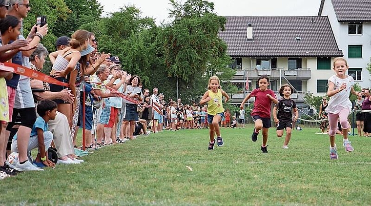 Celine Rüegg freut sich über ihren erneuten Sieg im Jahrgang 2013. crb