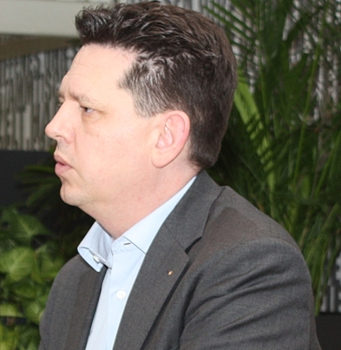 Revisor Hans Peterhans ist zufrieden mit der Buchführung.Fotos: bär
