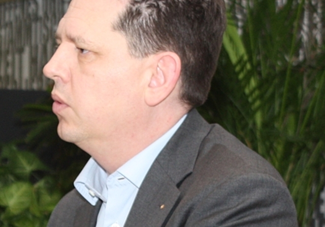 Revisor Hans Peterhans ist zufrieden mit der Buchführung.Fotos: bär