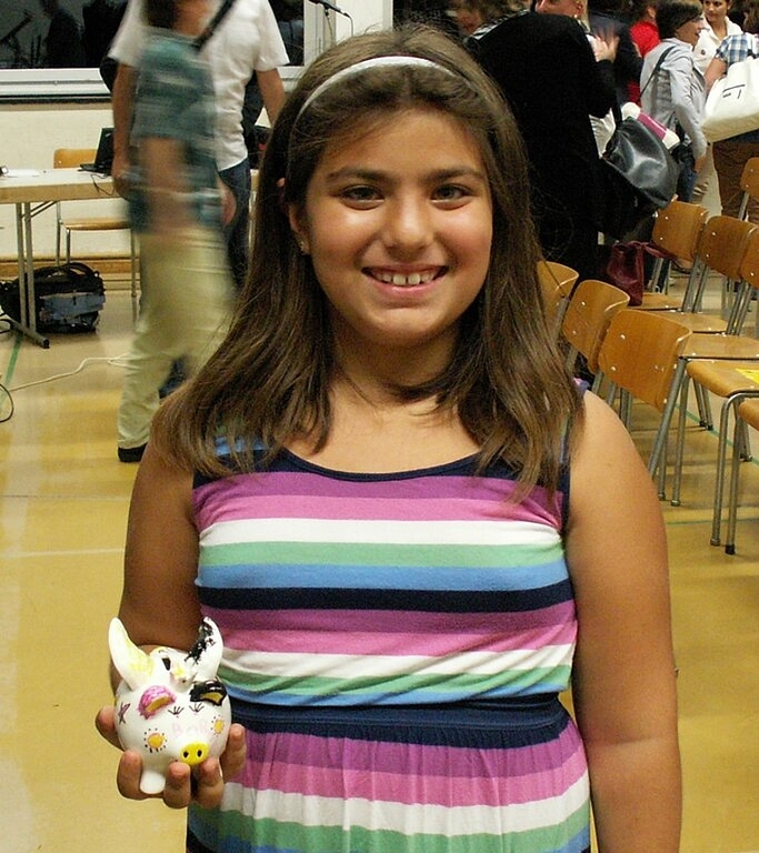 Die neunjährige Ela, die im Hasel in die zweite Klasse geht, spendet ihr Sparschwein an den Bau des neuen Schulhauses. Foto: ska
