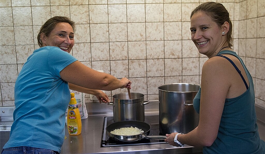 Schwingen den Kochlöffel: Sandra (l.) und Rahel.
