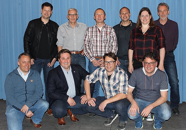 Das OK <em>(hinten, v.l.): Christian Bonifazi (Sicherheit), Roman Würsch (Rahmenprogramm), Amos Paternoster (Finanzen), Reto Widrig (Festbetrieb), Martina Möckel (Kommunikation), Markus Vogt (Bauwesen). Vorne (v.l.): Nik Huber (Bauwesen), Nico Kunz