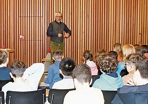 Die Kinder lauschten den spannenden Geschichten von Jürg Steigmeier.Peter Graf