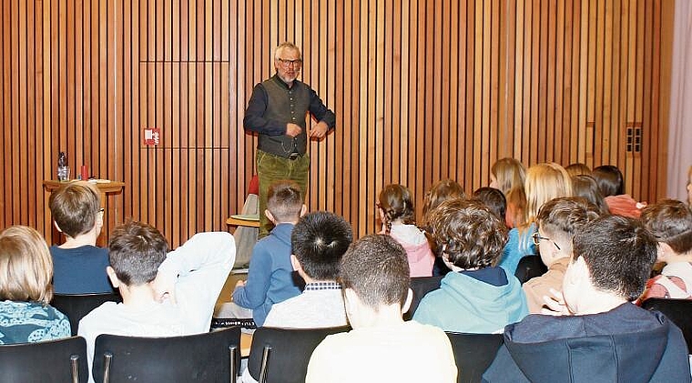 Die Kinder lauschten den spannenden Geschichten von Jürg Steigmeier.Peter Graf