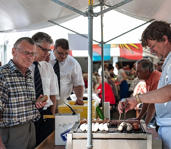 Eine Wurst gehört zum Feiern dazu.Das Festzelt bei der Schulanlage Zehntenhof ist voll.Gemeindeammann Markus Dieth.Grossratspräsident Thierry Burkart.Die Kinder konnten mit der kleinen Bahn eine Runde drehen.Fotos: phn