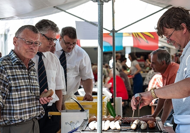 Eine Wurst gehört zum Feiern dazu.Das Festzelt bei der Schulanlage Zehntenhof ist voll.Gemeindeammann Markus Dieth.Grossratspräsident Thierry Burkart.Die Kinder konnten mit der kleinen Bahn eine Runde drehen.Fotos: phn