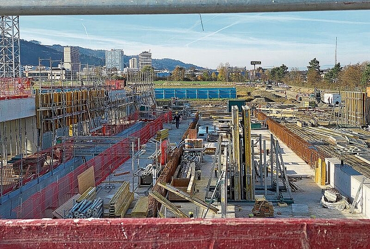 Auf der Gemeindegrenze von Dietikon zu Spreitenbach entsteht für rund 40 Millionen Franken das Depot der Limmattalbahn. Melanie Bär (13.11.2020)
