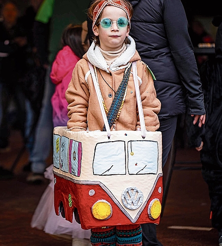 Lias steht mit seinem selbst gebauten Hippie-Bus am Strassenrand. Lias steht mit seinem selbst gebauten Hippie-Bus am Strassenrand.