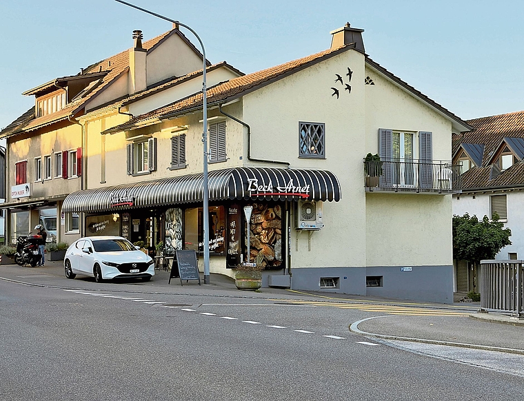 Parkverbot Autos sollten auf den Parkplätzen (rechts) von Beck Arnet oder hinten bei Optik Huber geparkt werden.Bild: Ian Stewart